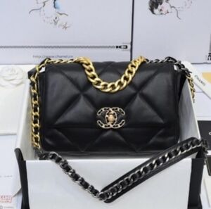 💎✨Nice offer✨💎CHANEL 19 Medium Flap Quilted Leather Shoulder Bag Authentic